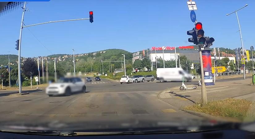 Nem adta ki az ívet: frontálisan ütközött egy suzukis Óbudán, több autót is megrongált - videó - Blikk