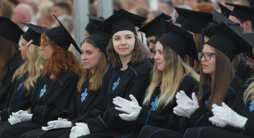 Diplomaosztó a Széchenyi téren: 557 ETK-s hallgató ünnepelt a főtéren (GALÉRIAVIDEÓ) - Bama