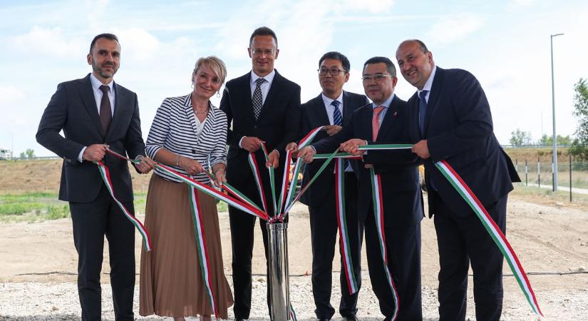 Szíjjártó Péter: Háromszorosára nő a komáromi BYD gyár kapacitása - Kemma