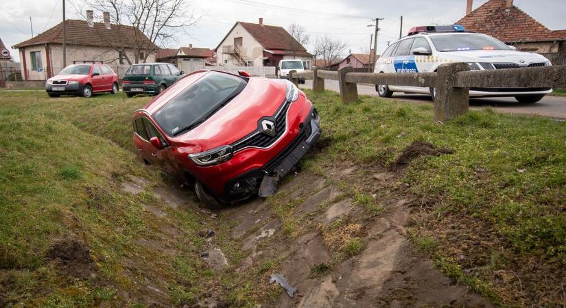 Árokba borult egy autó Somogyváron, ami egy ház falában is kárt okozott - Sonline