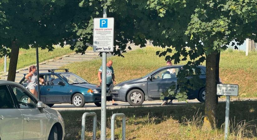 Frontális karambol nehezítette a pénteki bevásárlást - Sonline