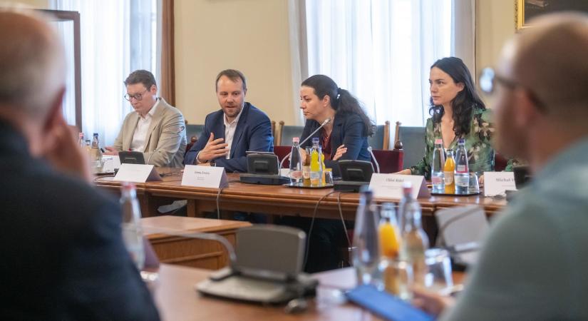 Budapesten vizsgálódik a korrupcióellenes EP-munkacsoport a Lázár-féle kastélytörvény ügyében, az egyik átjátszott épülethez el is vitték a tagjait - Népszava