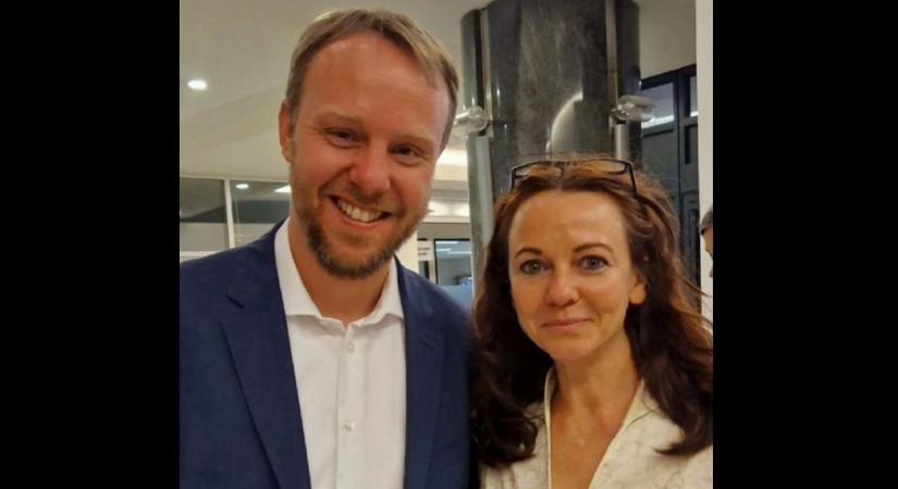 „Ennyi gátlástalanságot, tolvajlást, korrupciót thrillerekben lehet olvasni” – Szabó Tímea Daniel Freunddal együtt gyalázza Magyarországot - Mandiner