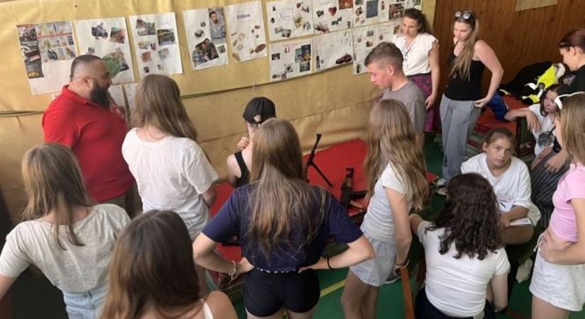 A vármegyei rendőr-főkapitányság meglátogatta a táborozókat - Kisalföld