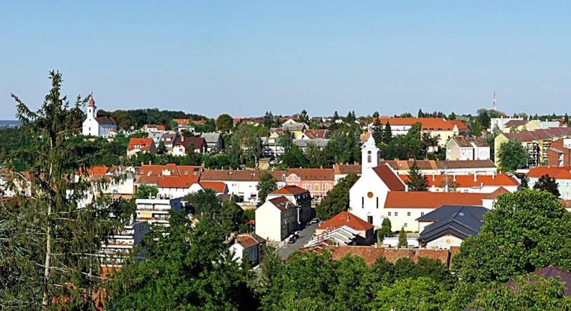 Házaló csalók bukkantak fel a vasi városban – kocsibejárókat „aszfaltoznának” az önkormányzat nevében - Vaol