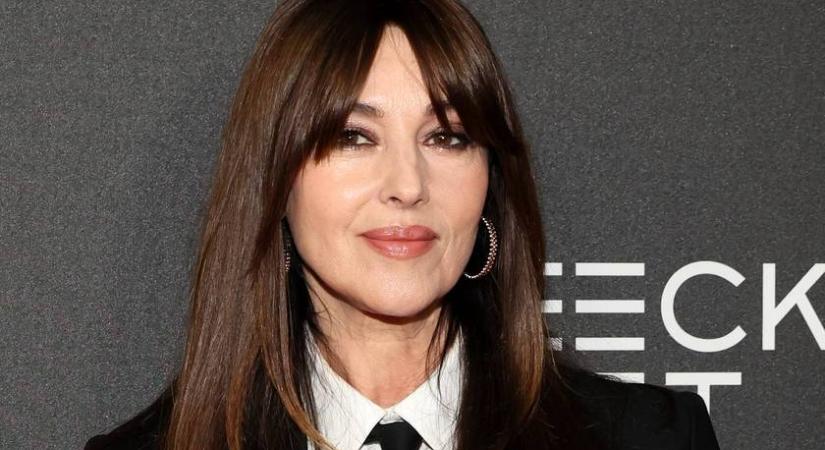 A 60 éves Monica Bellucci fürdőruhában a címlapon: bomba alakot villantott - Femina
