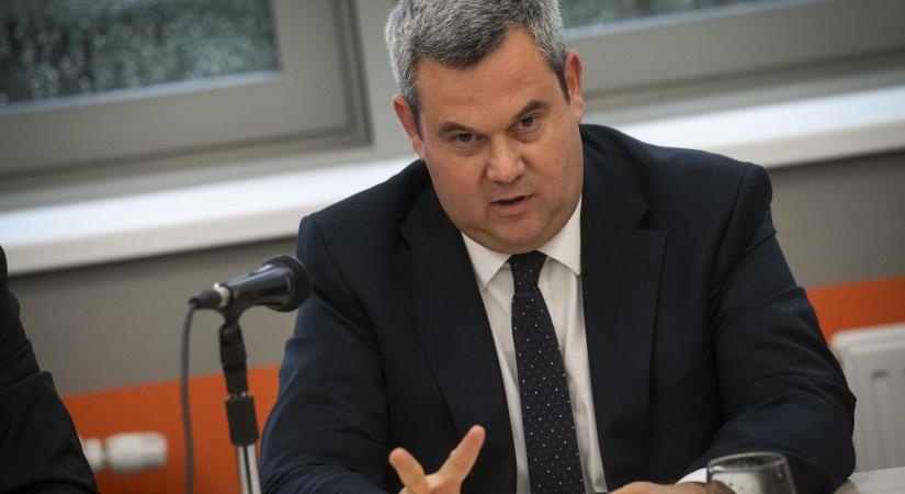Takács Péter szerint sebészeti műtő helyett a sürgősségi osztály műtőit használhatják a szentesi kórházban, kár, hogy jelenleg raktárként használják őket - Népszava