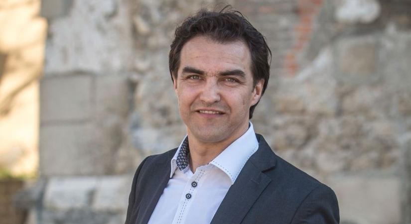 Dolhai Attila színházigazgató lett – a baranyai gyerekek sosem felejtik el, mit tett értük - Bama
