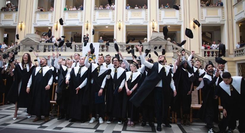 Lezárult egy fejezet, átvették a diplomáikat az Informatikai Kar végzősei - Haon