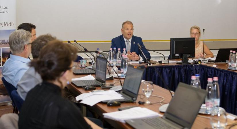 „Ez nem történhetne meg Keszthelyen!” - tiltakozik a Fidesz a képviselőt ért inzultus miatt - Zaol