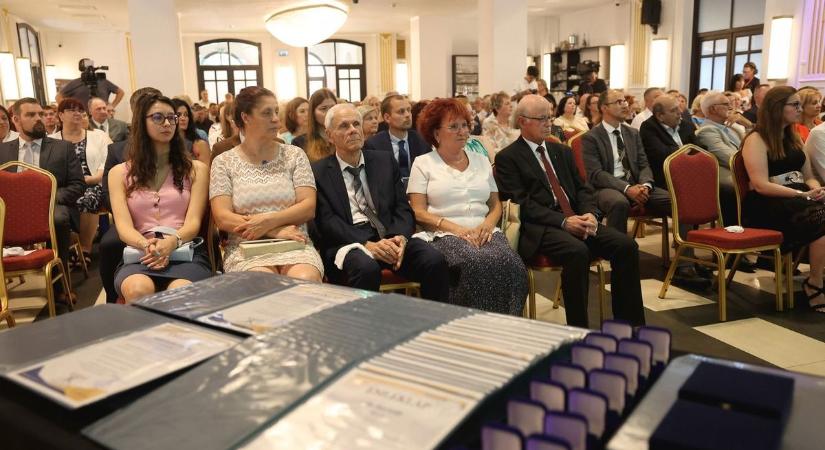Fellebbent a titok fátyla a Miskolci Vigadóban: ők kapták idén a Semmelweis Díjat! - képek - Boon