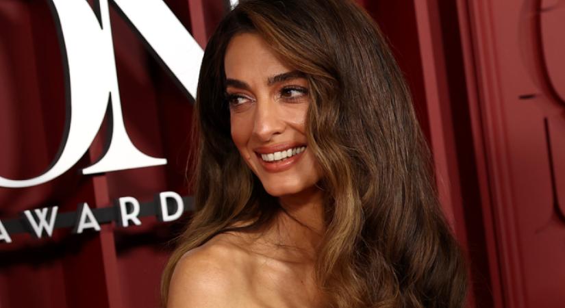 Amal Clooney földre szállt angyalként tündökölt hófehér ruhájában - Femcafe.hu