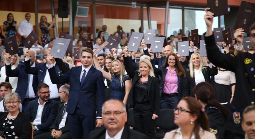 Kimagasló eredményekkel zárta a tanévet a Dunaújvárosi Egyetem (képgalériával) - Duol