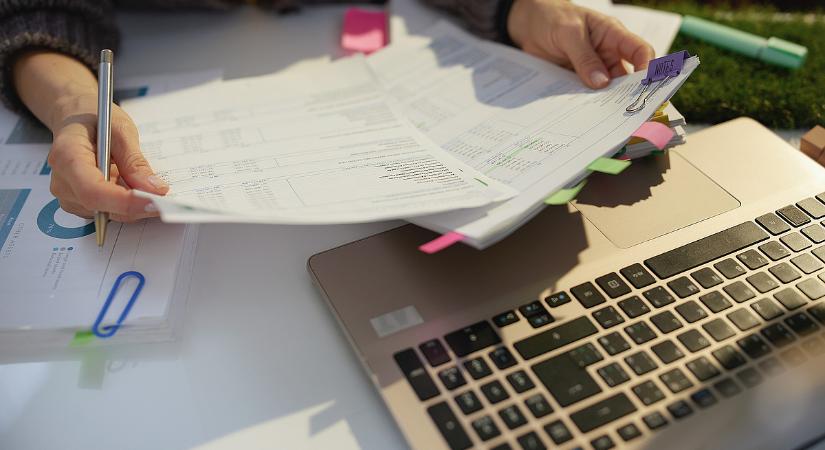 Nem elég, hogy drága a rezsi: még több hetet késnek is ezek a számlák - Napi.hu