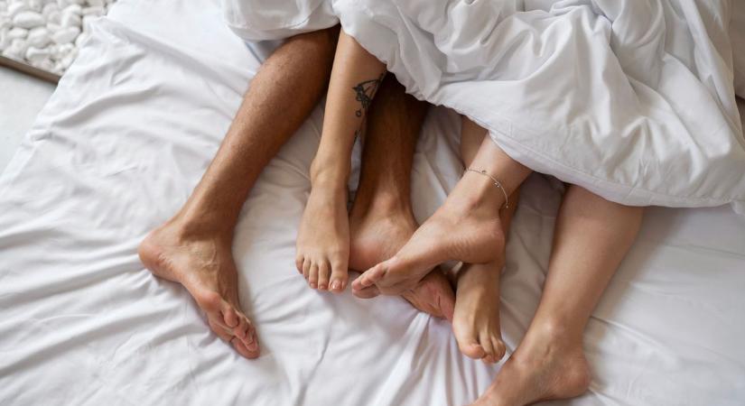 Bizarr kapcsolat: a nő választja ki, hogy a vőlegénye kivel csalja meg