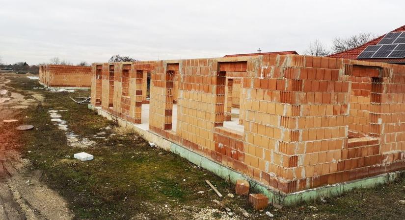 Egy 1,6 milliárdos építkezés, ami romba döntött családokat