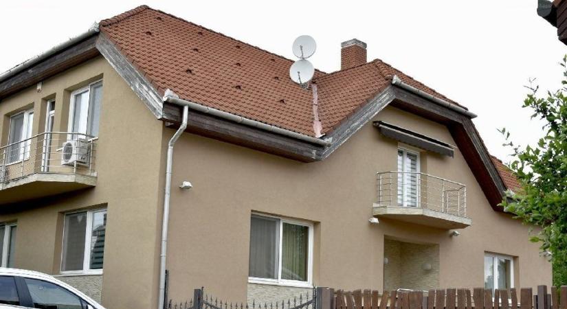 Hatalmas ez a luxusház Tatabánya legjobb részén - belső medence, szauna, és minden, ami kell
