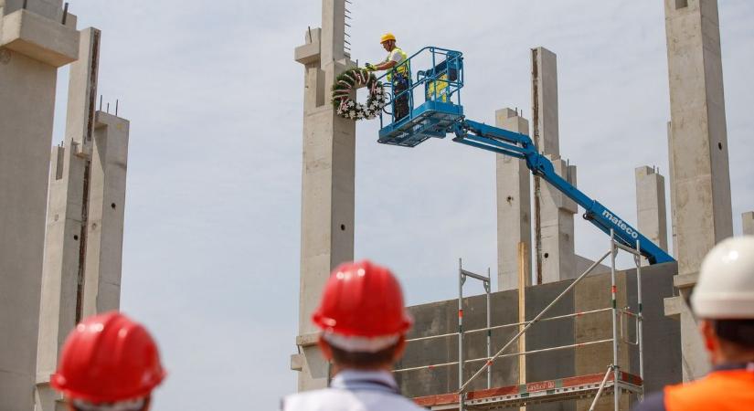 Ez a világcég folyamatosan bővíti gyártókapacitását ezen a nyírségi településen, most éppen bokrétaavató ünnepséget rendeztek