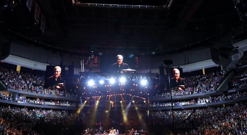 A nézőkre zuhant a LED-fal darabja Bruce Springsteen koncertjén