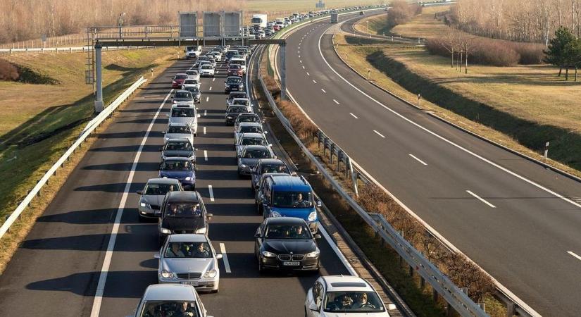 Figyelem! Keresztbe fordult egy tréler az autópályán