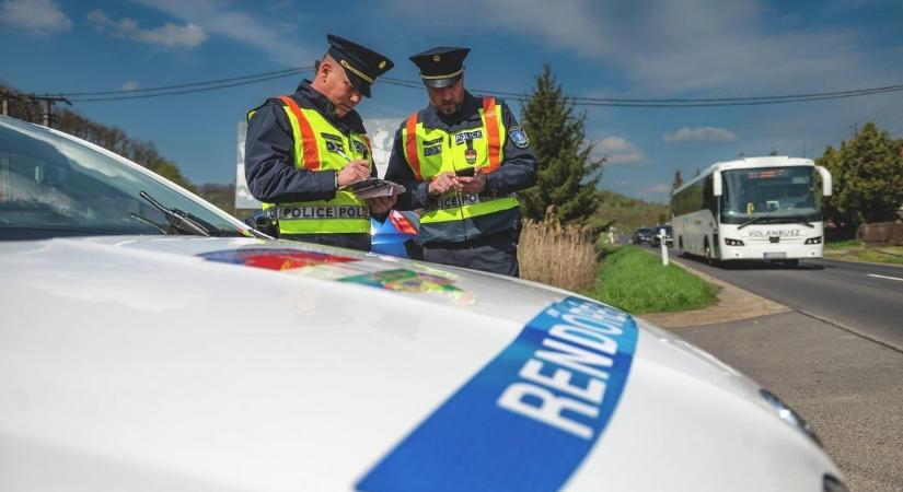 Nem kímél a rendőr, azonnal büntet, ha ebben a ruhadarabban lát a kocsiban