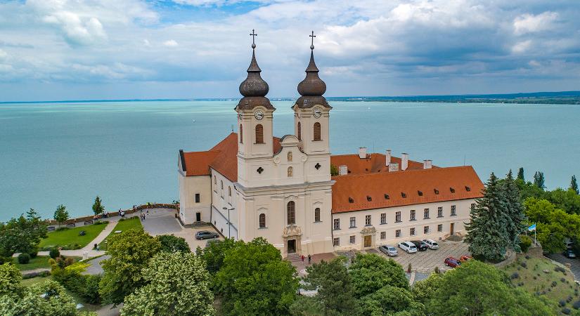 Anna-bál és bencések – különleges időszaki kiállítás várja a látogatókat Tihanyban