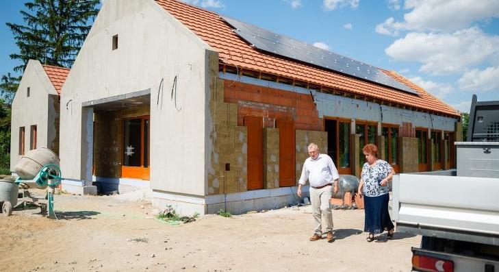 Épülő bölcsőde és megújult ravatalozó Erdőtelken 