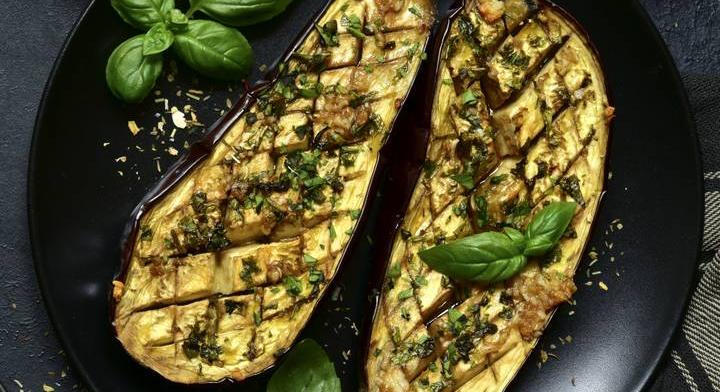 Nyári, grillezett padlizsán: friss zöldfűszerekkel a legfinomabb