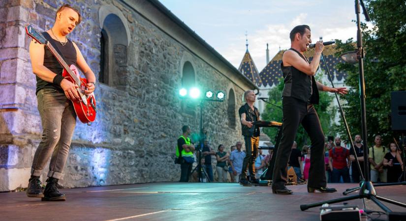 A legendás Depeche Mode koncertek hangulatát idézte meg a romkerti show – galériával, videóval