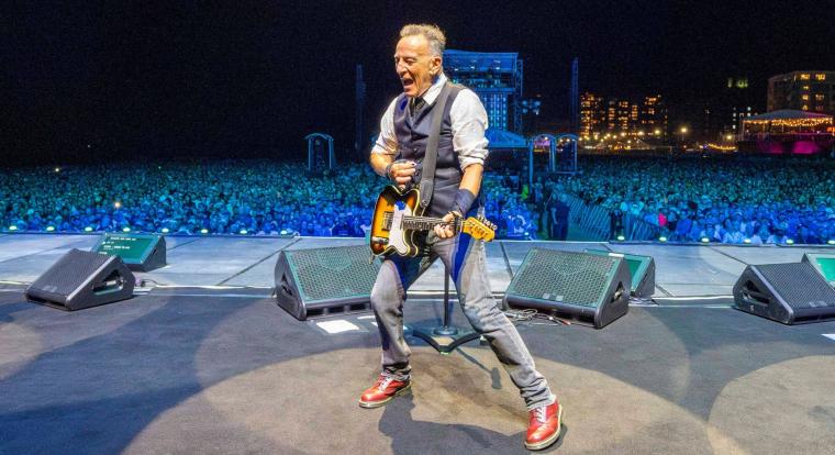 Lezuhanó fémalkatrész miatt kellett kórházba szállítani Bruce Springsteen koncertjéről több rajongót