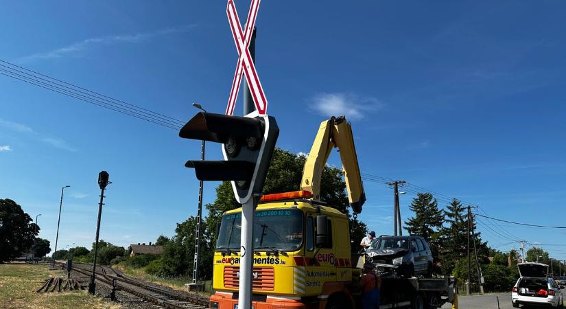 Halálos baleset az átjáróban – a felkelő nap fénye vakíthatta el a sofőrt! (fotókvideó)