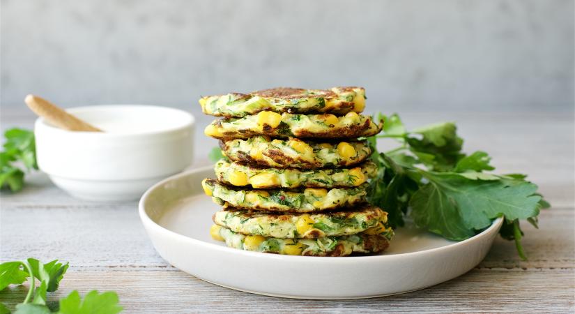 Itt a nyári kedvenced: ropogós cukkinilepény halloumi sajttal