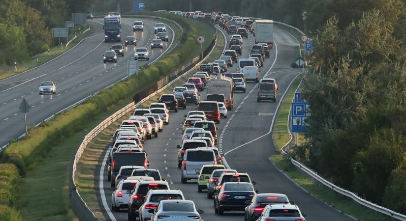 Most érkezett - Keresztbe fordult egy tréler az M1-es autópályán, 5 kilométeres a dugó - Aki teheti, kerülje el