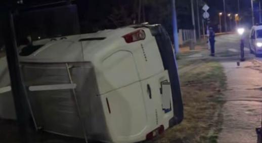 Buszmegállóba csapódott egy jármű Debrecenben