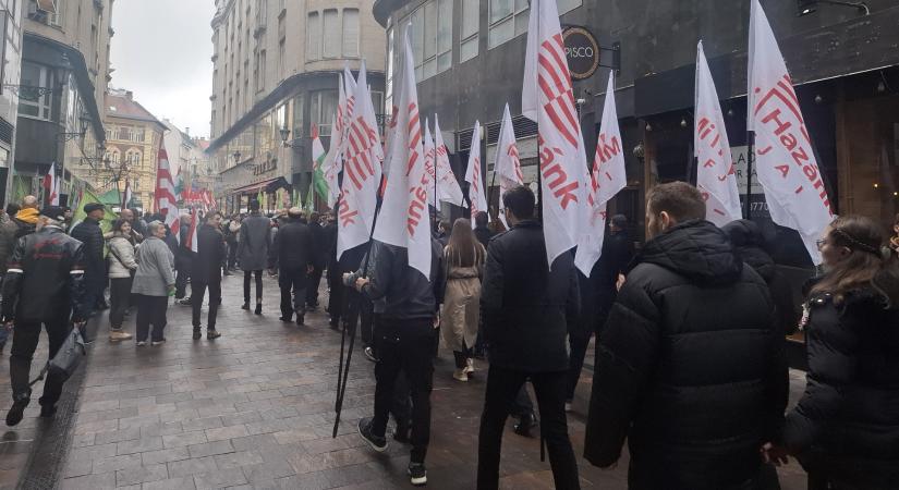 Német EP-kéviselő: „Törvénytelen, hogy engedélyezték a neonáci csoportok ellentüntetését”