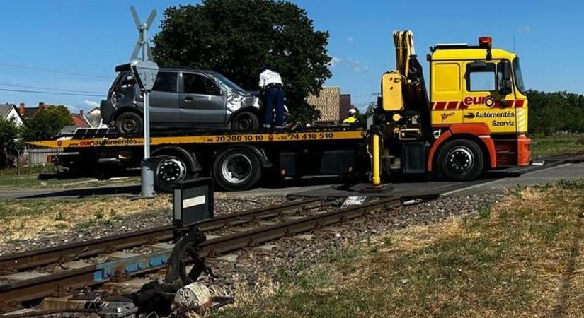 Halált okozott a felkelő nap? Vonat elé hajtott egy autó, nem élte túl a sofőr (videó)