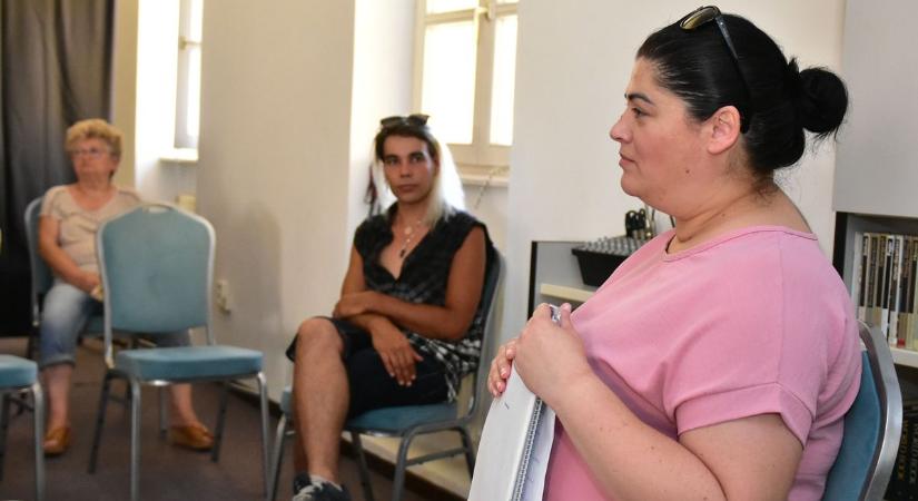 Táltosok és sámánok a szolnoki könyvtárban: közös meditációban csúcsosodott ki a spirituális élmény