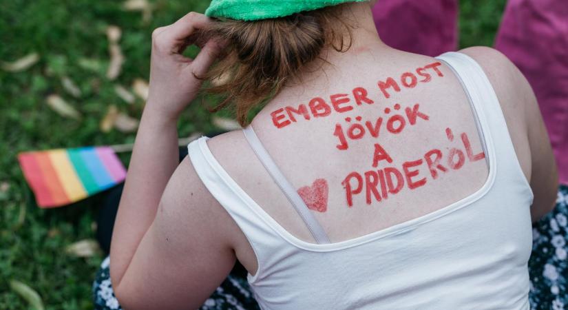 Rózsaszín női kosztümben, szivárványos zászlóval, transz nyakkendőben festették fel Orbán Viktort egy budapesti ház falára
