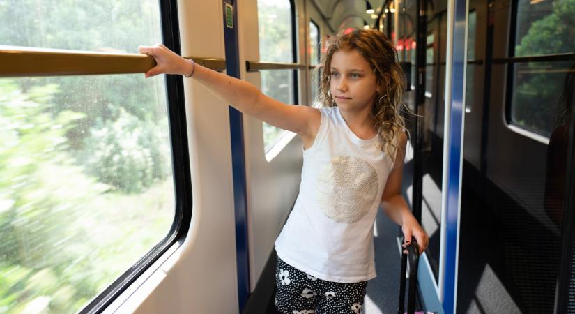 Egy hete már így utazhatnak ingyen a 14 éven aluliak a vonatokon, buszokon: erre nem árt figyelni