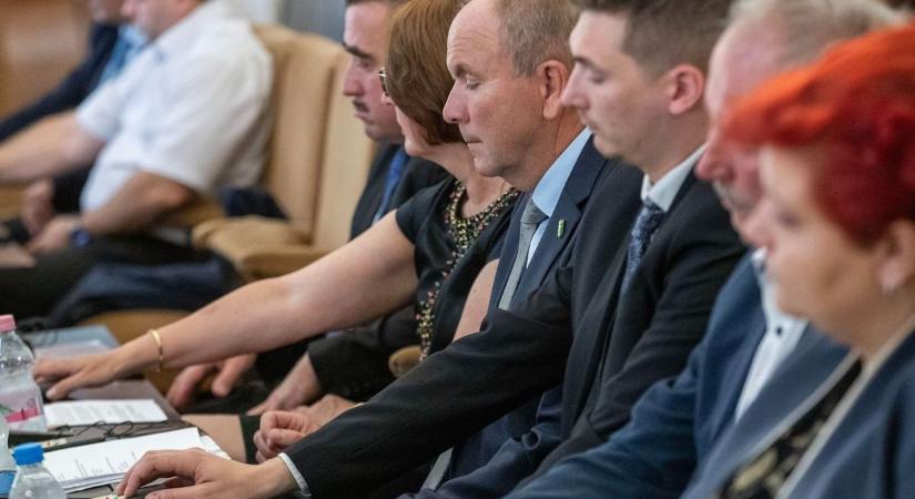 Közgyűlés: kilép a Momentum képviselője, függetlenként folytatja