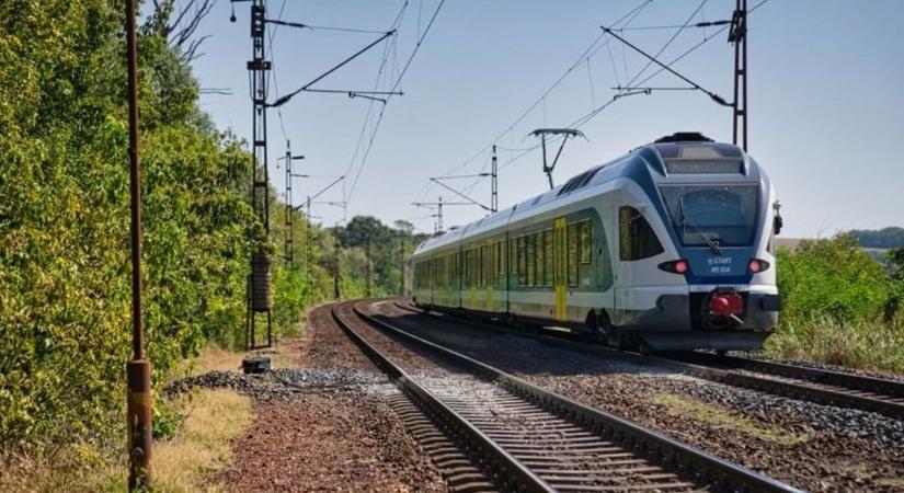 MÁV: leszakadt a felsővezeték, jelentős késések a győri fővonalon