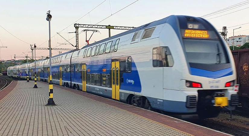Fennakadások a MÁV-nál: elgázolt egy embert a vonat Hatvannál, műszaki hiba miatt leállt a vonatközlekedés Tata és Tatabánya között