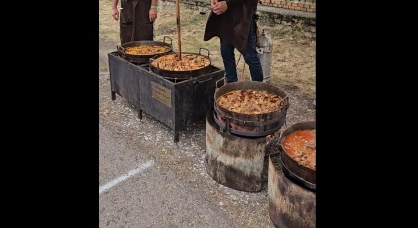 Elképesztő illatok lengik be Karcagot, már javában rotyognak a birkák – videóval