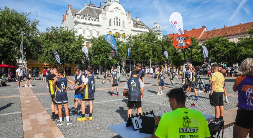 Streetball pályává változott a Fő tér - Perl Zoltán, Pap Dániel és zalaegerszegi kosarasok is összecsaptak - fotók, videó