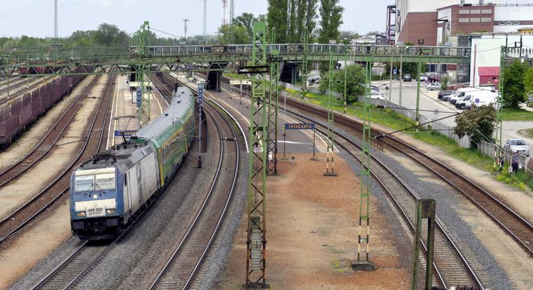 Megbénult a vasúti közlekedés a győri fővonal Tata és Tatabánya közötti szakaszán