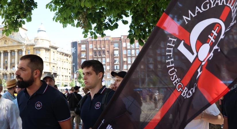 Rendőrökkel akarták kivezettetni a Blikk újságíróját a Hatvannégy Vármegye Ifjúsági Mozgalom gyűléséről