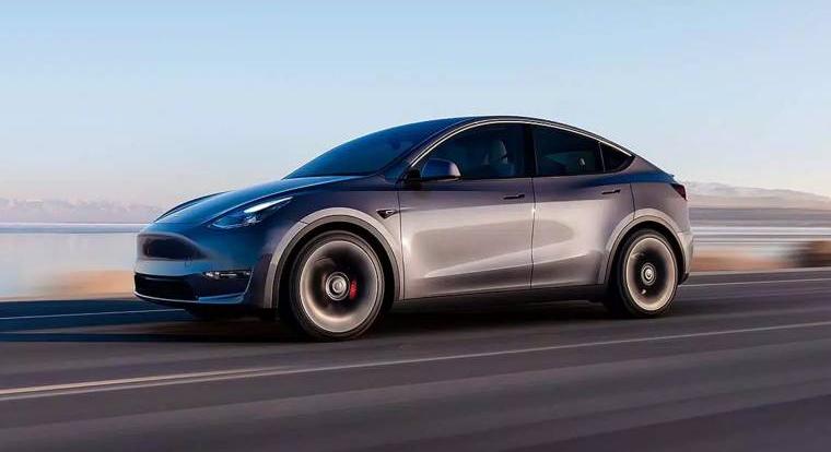 Videón az első Tesla, amelyik saját magát szállította házhoz