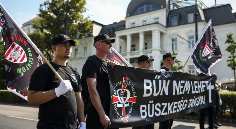 Szélsőjobbos aktivisták gyülekeztek a Városháza parkban