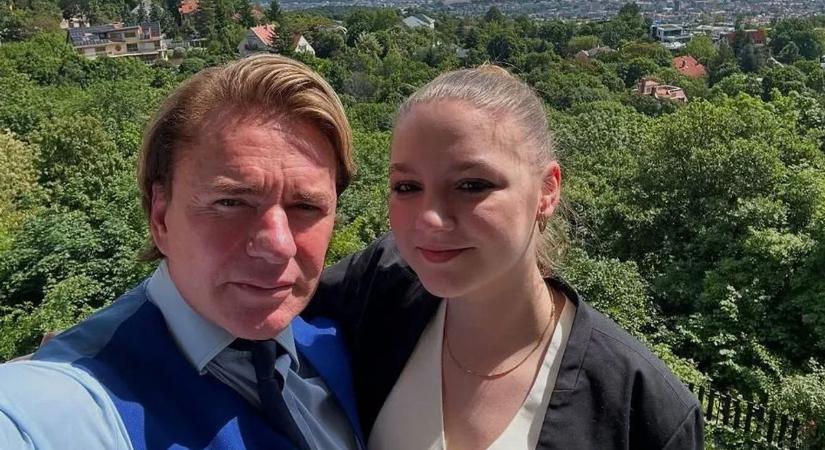 Újabb csinos hölgy tűnt fel a debreceni gyémántkereskedő oldalán. Mégis ki lehet ő?