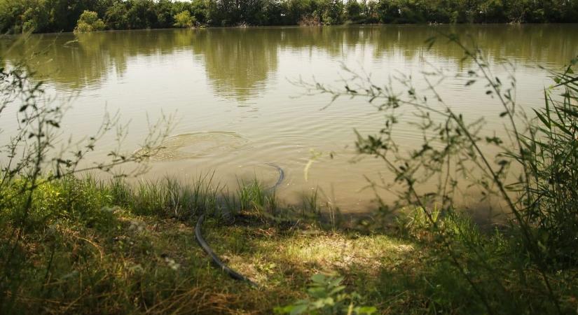 Négyszáz nap után végre vízhez jut a Holt-Tisza, videón mutatjuk, hogyan